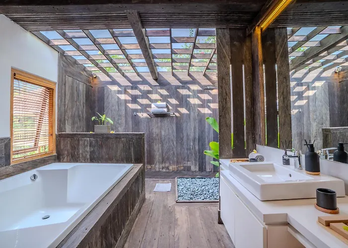 Ocean & Mountain View Villa, Waterfalls, Eco-luxe By Santrian Hotel *
